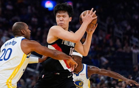 杨翰森半场已出战10分钟 1板1助1次三分未中2失误1犯规