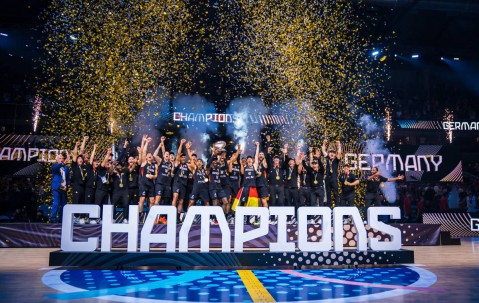 德国险胜土耳其夺欧洲杯冠军 施罗德荣膺MVP