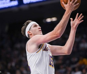 詹东缺阵里弗斯51+11+9单核带队 湖人胜国王