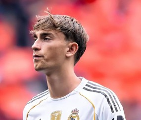 同样是西甲豪门，巴萨穿中文球衣入场庆祝新年，皇马虚假道歉引球迷不满