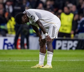 44岁阿隆索下课在即？主场仅1次射正创欧冠新耻！遭8万皇马球迷狂嘘