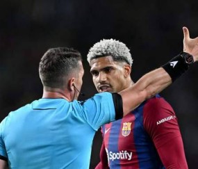 巴萨26岁队长阿劳霍状态告急：1张红牌引心态崩溃，身心俱疲将休战数周