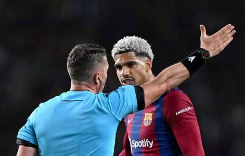 巴萨26岁队长阿劳霍状态告急：1张红牌引心态崩溃，身心俱疲将休战数周